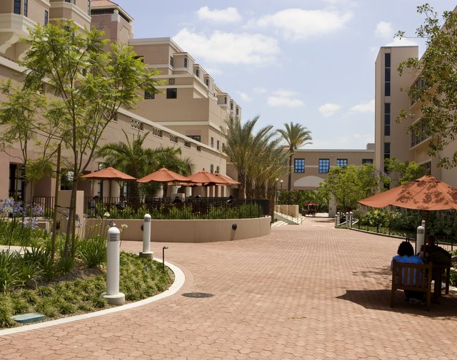 The Huntington Hospital in Pasadena California selected Orco Paving Stones’ Barcelona pavers for their courtyard.  The Barcelona pavers were colored with Davis Colors’ pigments which Orco used to create their own Orcotta color blend.