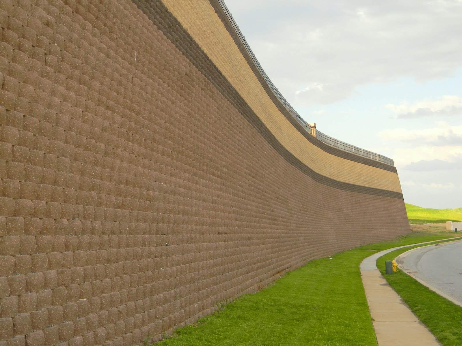 This enormous keystone retaining wall in Abingdon Maryland was built by Griffith Brothers Inc. (410-683-8885) with Keystone Standard units manufactured York Building Products (www.yorkbuilding.com). The colors used were buff, light brown and dark brown.
