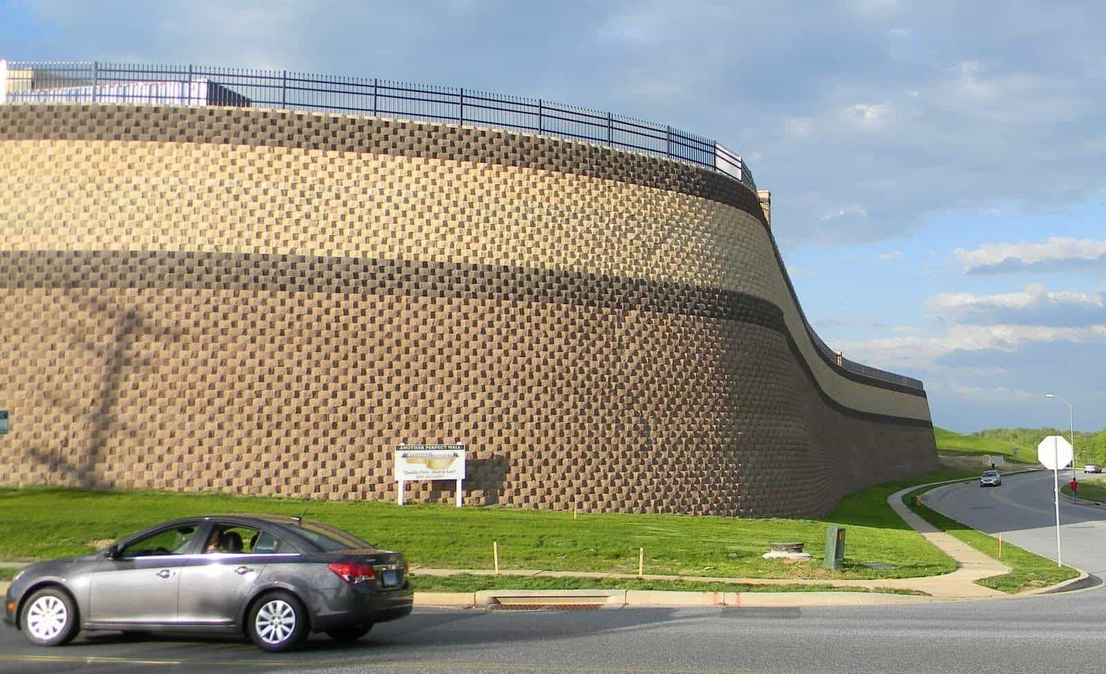 This enormous keystone retaining wall in Abingdon Maryland was built by Griffith Brothers Inc. (410-683-8885) with Keystone Standard units manufactured York Building Products (www.yorkbuilding.com). The colors used were buff, light brown and dark brown.