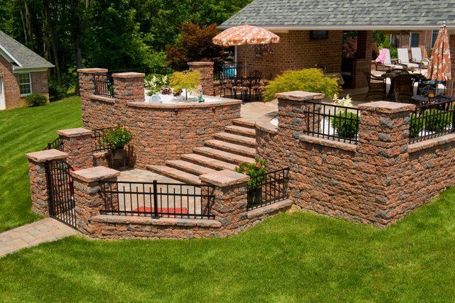 This block wall is made with Nicolock’s Colonial wallstones with their Golden Brown color blend.