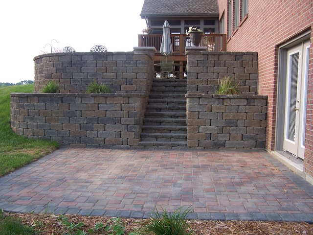Concrete Block: Wilson Concrete Products Country Manor block with a Cedar color blend.