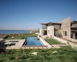 This residence is located on the rugged coastline of the Palos Verdes Peninsula in Southern California. The concrete hardscapes were colored with Davis Colors’ Mesa Buff integral colored concrete. The contractor was Gafcon, Inc. - www.gafcon.com. The architect was Nicole Starr from Marmol Radziner + Associates AIA - www.marmol-radziner.com. Photograph by Benney Chan.